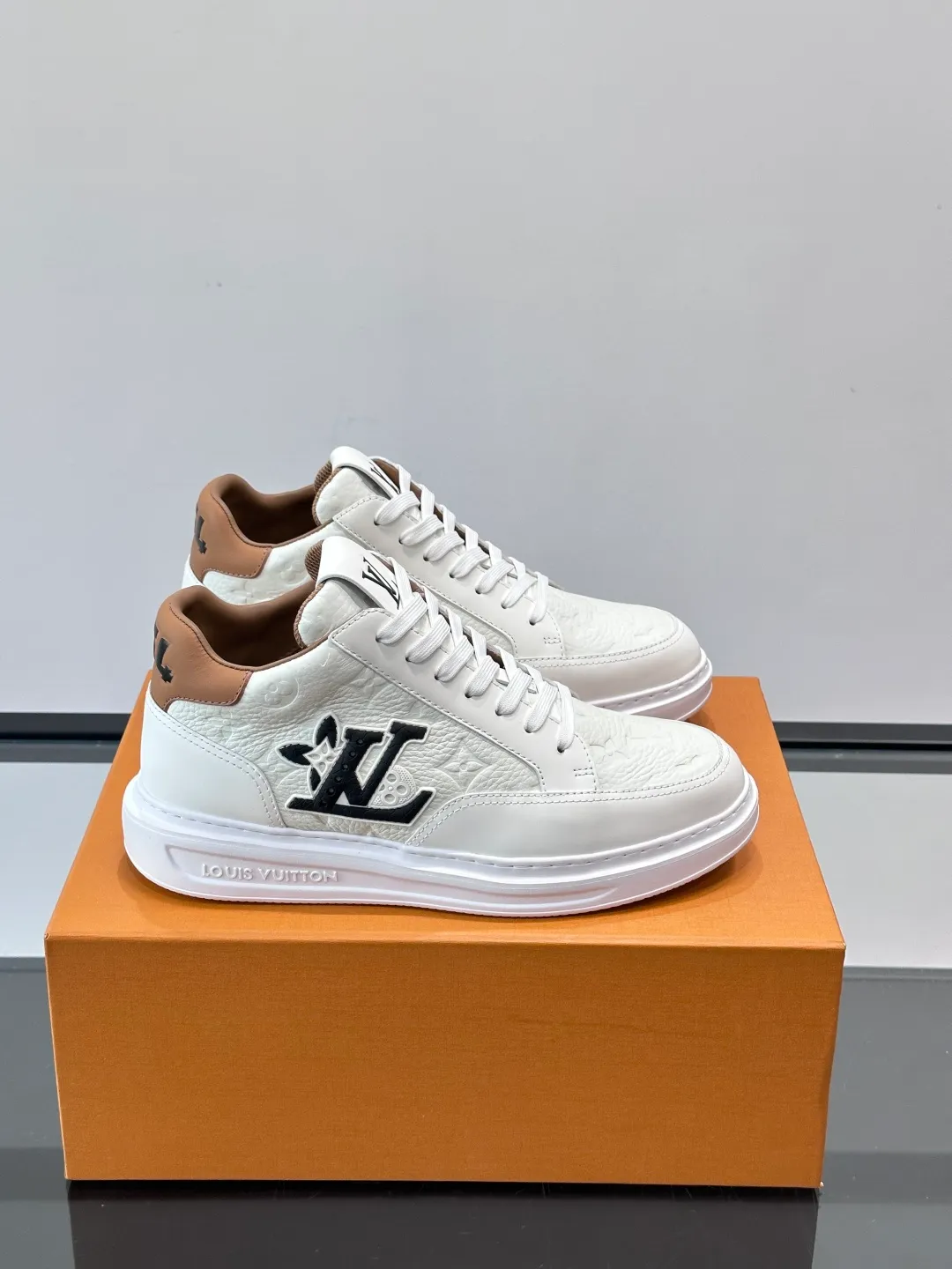 Men's shoes 💰p400 "＊OUIS ＊UITTO＊" Men's sports shoes, grained cow leather are low-key and recognizable. The rubber sole is thick and lightweight, the padded insole + technical lining make it super comfortable to wear! The main color with brown details is versatile and fashionable, and can be worn for daily leisure or business ~ LV embossing on the side of the shoe + brand logo on the sole, perfect details! size: 38-44 (45 customized)